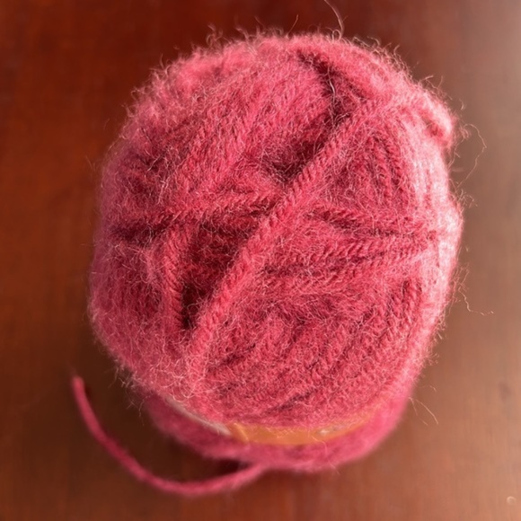 1 skein of red bulky yarn - Summer Rose - Picture 7 of 7